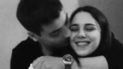 Atakan Özkaya ve Dilin Döğer'den romantik poz