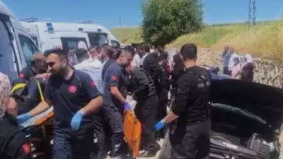 Batman'da feci kaza: Otomobil istinat duvarına çarptı, 5 yaralı