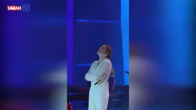 Bengü, Mersin'deki konserinde gözyaşlarına boğuldu