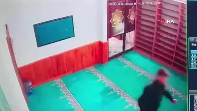 Burdur'da Camideki Sadaka Kutusundan Hırsızlık Kamerada