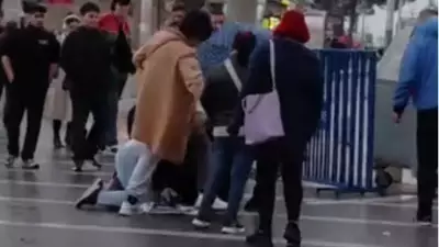 Bursa'da Engelli Şemsiye Satıcısına Kadınların Saldırısı Kamerada