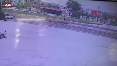 Diyarbakır'da kurbanlık yüklü kamyonet ile hafif ticari araç çarpıştı: 4 yaralı