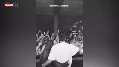 DJ İlkay Sencan, Sevgilisi Simge Sağın'ı Sahnede Öpücüklere Boğdu