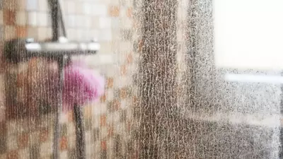 Duş Kabinindeki Kireç Lekelerinden 5 Dakikada Kurtulun! Doğal Yöntem