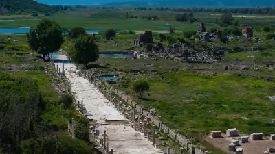 Efes'teki 'Taş Hastanesi'nde 2 Bin Yıllık Sütunlar Yeniden Ayağa Kalkıyor