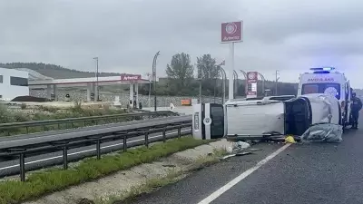Eskişehir'de Hafif Ticari Araç Yan Yattı: 4 Yaralı