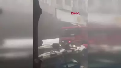 Fatih'te zincir market deposunda yangın: Bina tahliye edildi