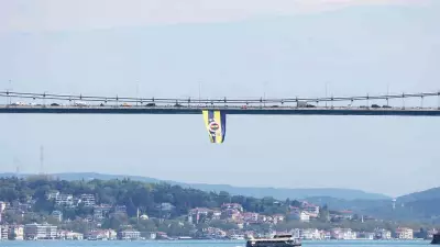 Fenerbahçe Kadın Basketbol'un dev bayrakları İstanbul köprülerinde