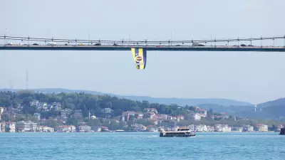 Fenerbahçe Opet'in şampiyonluk bayrakları İstanbul köprülerinde dalgalanıyor