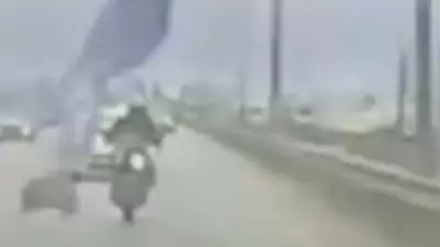 Gebze'de üst geçitten sarkan afiş motosiklet sürücüsüne çarptı