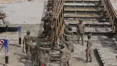 Hakkari'de kapanan yola Mehmetçik'ten panel köprü desteği