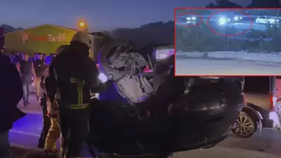Hatay'da feci kaza: Otomobil ışıkta bekleyen 2 araca ok gibi saplandı