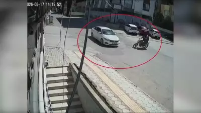 Hatay'da motosikletin otomobile saplandığı kaza anı kamerada