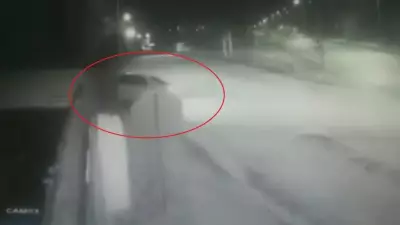 Hatay'da otomobil bahçe duvarına çarptı: O anlar kamerada