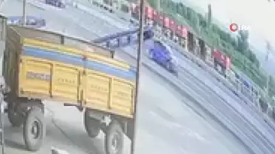 Iğdır'da orta refüje çarpan otomobilde 3 kişi yaralandı: Kaza anı kamerada