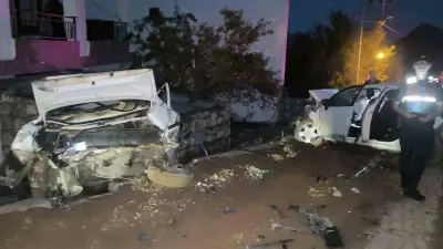 Kahta'da Kontrolden Çıkan Araç Park Halindeki Araca Çarptı: 4 Yaralı