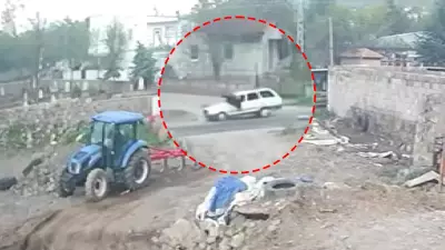 Kayseri'de Korkutan Kaza: Otobüsten İnen Genç Otomobilin Çarpmasıyla Metrelerce Savruldu