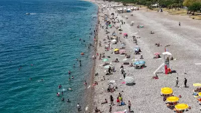 Konyaaltı Sahili'nde Kurban Bayramı yoğunluğu: Adım atacak yer kalmadı