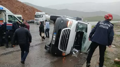 Malatya'da minibüs devrildi: 12 yaralı