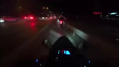 Maltepe'de otomobil devrildi, motosikletli son anda kurtuldu