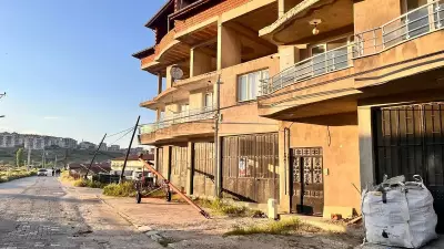 Manisa Kula'da TIR Kablolara Takıldı, Telefon Direkleri Devrildi