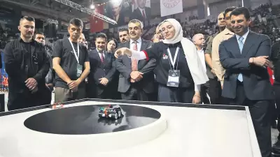 Meslek Liseliler Robotlarıyla Yarıştı