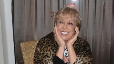 Ünlü şarkıcı Tülay Özer hayatını kaybetti