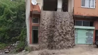Ordu'da sel evin içinden geçti, o anlar kamerada
