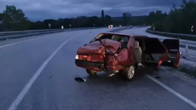 Çorum'da otomobil bariyerlere çarptı: 2 yaralı