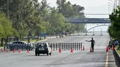 Pakistan'da korkunç kaza: Minibüs park halindeki otobüse çarptı, 17 ölü