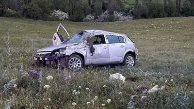 Sivas'ta Şarampole Devrilen Otomobilde 2 Kişi Yaralandı