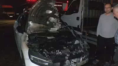 Üsküdar'da Park Halindeki Üç Araç Alevlere Teslim Oldu