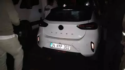Üsküdar'da Park Halindeki Araçta Yangın: 3 Araç Hasar Gördü