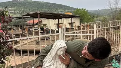 İsrail askerinden Lübnan'da Meryem Ana heykeline sigaralı hakaret