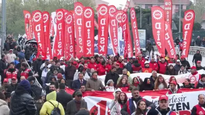 İstanbul'da 1 Mayıs Kutlamaları Kadıköy ve Kartal'da Coşkuyla Başladı