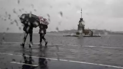 İstanbul'da 15 Saat Sürecek Sağanak: Şemsiyeler Hazır