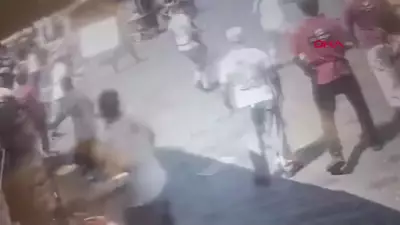 Taksim'de kazmayla esnafa saldıran 2 kişi tekme tokat dayak yedi