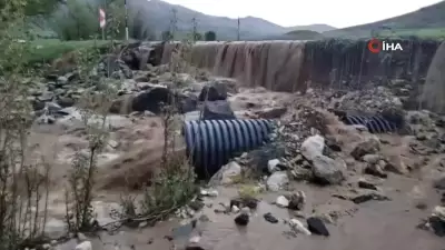 Tomarza'da taşkın suları ana yolu aştı, sürücüler zor anlar yaşadı