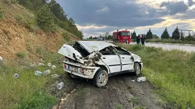 Uşak'ta şarampole devrilen otomobilde 3 kişi yaralandı