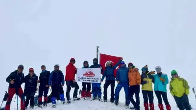 Uludağ'da Diz Boyu Kar: Zorlu Tırmanışta Bayrak Açan Dağcılar