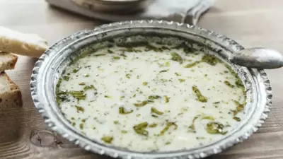 Yaz sofralarının yıldızı ayran aşı çorbası tarifi