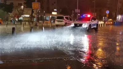 İzmir'de 20 Dakikalık Sağanak Hayatı Felç Etti