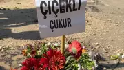 Adana'da gençler çukurlu yollara çiçek dikerek tepki gösterdi