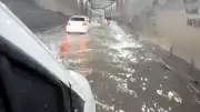 Adana'da sağanak yolları göle çevirdi, araçlar suda kaldı