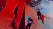 Adana'da silahı tutukluk yapan saldırganın panik anları kamerada