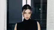 Afra Saraçoğlu'ndan Güneş Işığında Doğal Selfie Pozu