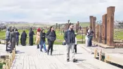 Ahlat'ta Bahar Canlılığı: Selçuklu Meydan Mezarlığı Ziyaretçi Akınına Uğruyor
