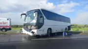 Aksaray'da Tur Otobüsü Refüje Çarpıp Karşı Şeride Geçti: 16 Yaralı