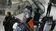 Alışveriş merkezinde telefon çalan 2 kişi Esenler'de yakalandı