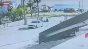 Antalya'da alkollü sürücünün neden olduğu kazada motosikletli 2 kişi metrelerce savruldu